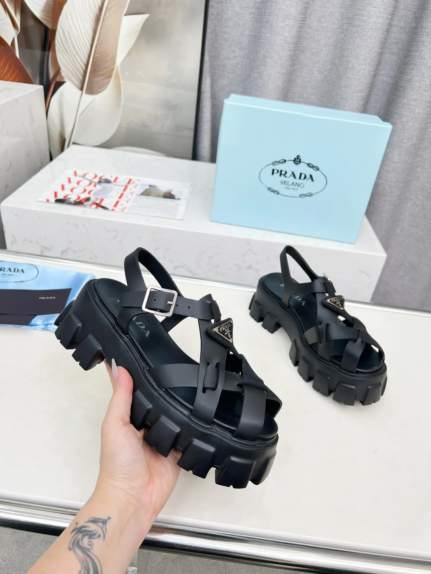 👟👟Ex-factory price 460👟👟 prada Roman shoes will definitely make you fall in love with them! The latest spring and summer sawtooth Roman braided thick-soled sandals E64, retro, fashionable and avant-garde gear teeth, 55mm thick-soled soles and uppers, making the whole pair of shoes light and comfortable. Bright colors, a variety of choices to satisfy fashionable people of different styles! The iconic metal triangle logo is paired with the shape of ancient beach sandals. Every design element is fashionable! Color: black and white Size: 35-41